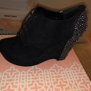 Black sequenced bootie